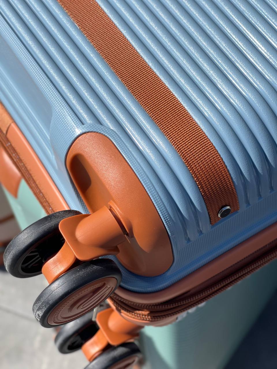 Чемодан Mybag Combo голубой вид сверху на колесо крупным планом