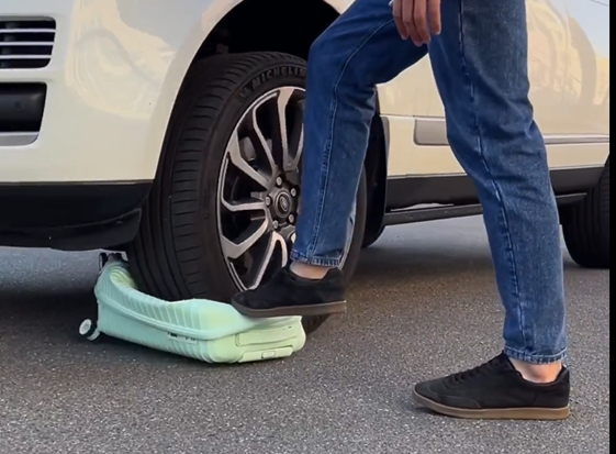 Демонстрация прочности корпуса чемодана