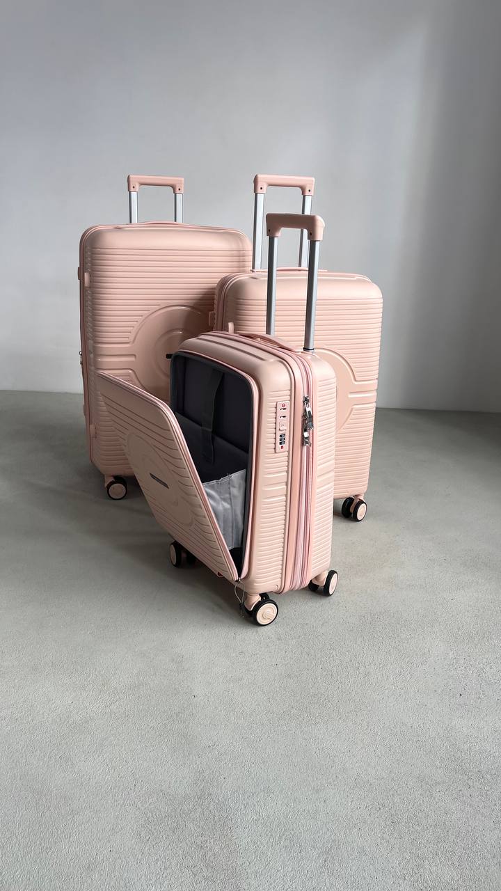 Чемодан Mybag Krug персиковый, вид под углом три четверти спереди с поднятой выдвижной ручкой, открытым дополнительным отделением рядом с чемоданами персикового цвета