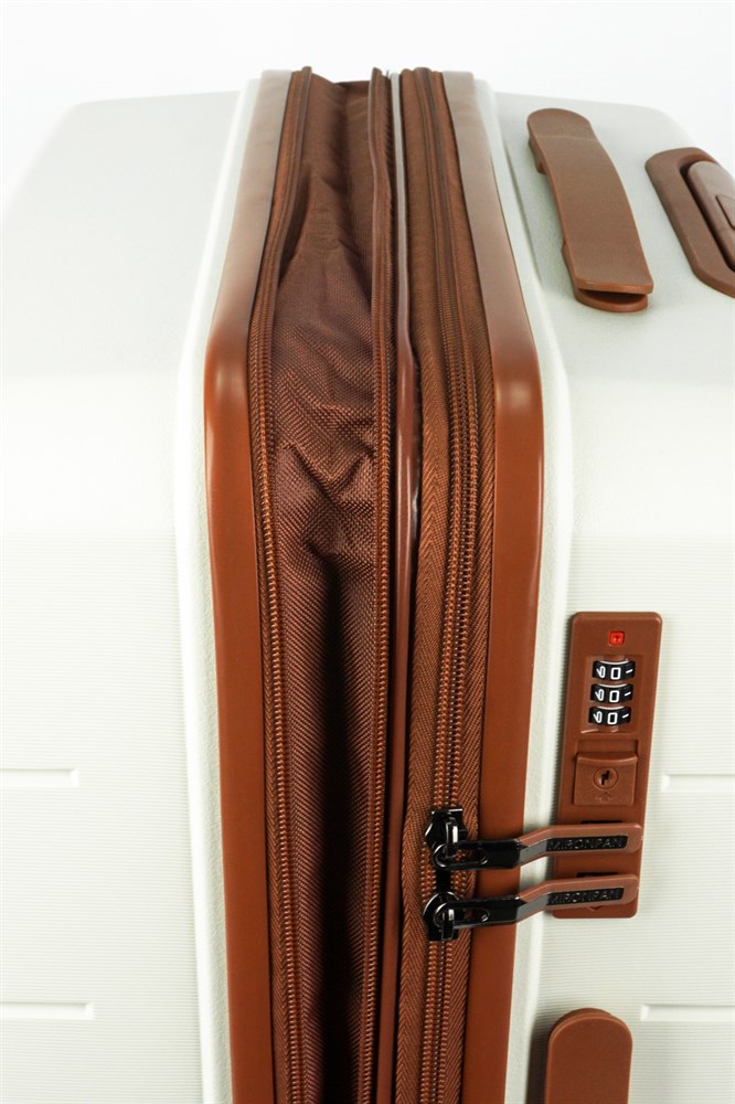 Чемодан Mironpan Paradise молочный, вид боку с опущенной ручкой. Показано крупным планом расширение, кодовый замок.