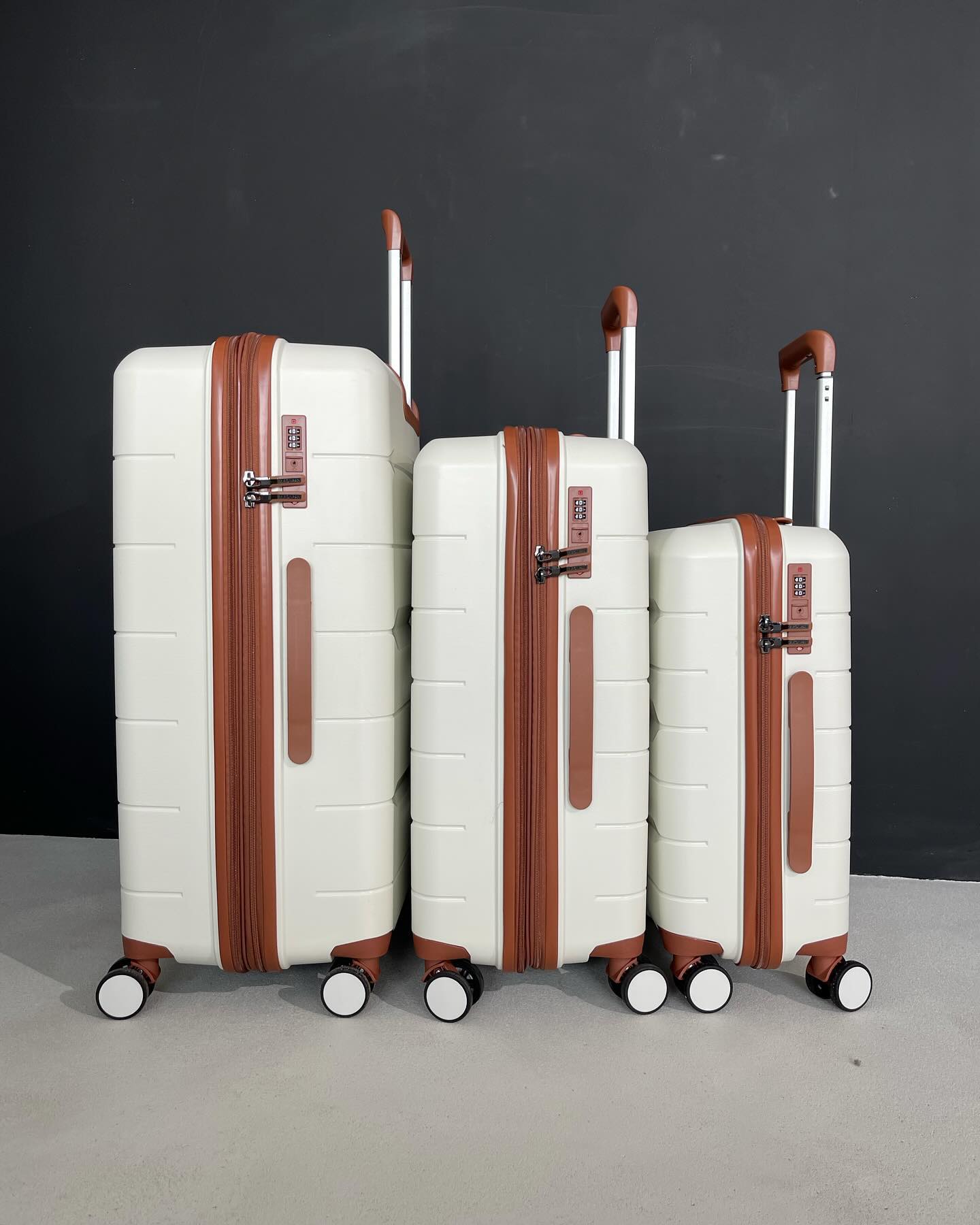 3 Чемодана Mironpan Paradise молочного цвета, вид сбоку с поднятыми выдвижными ручками