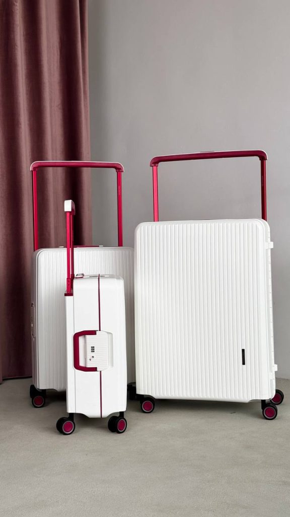 3 Чемодана Mironpan Style белые, с поднятыми ручками, один показ сбоку
