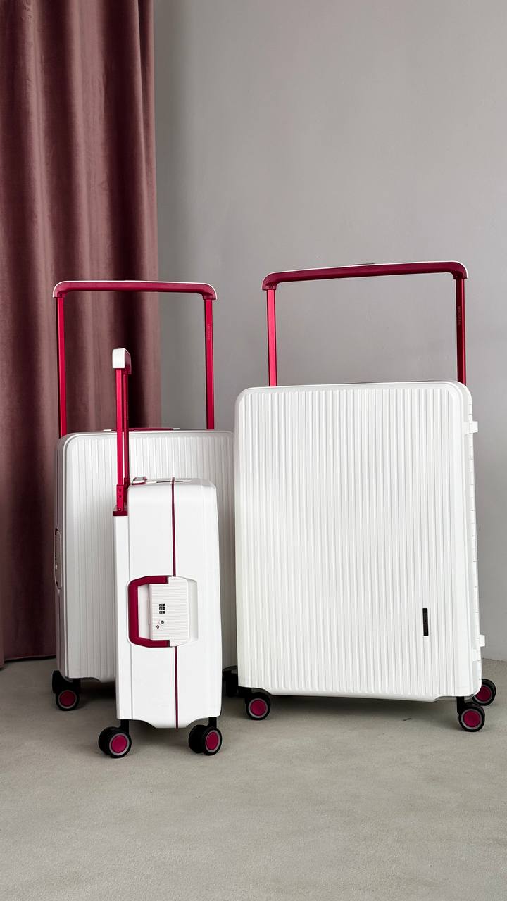 3 Чемодана Mironpan Style белые, с поднятыми ручками, один показ сбоку